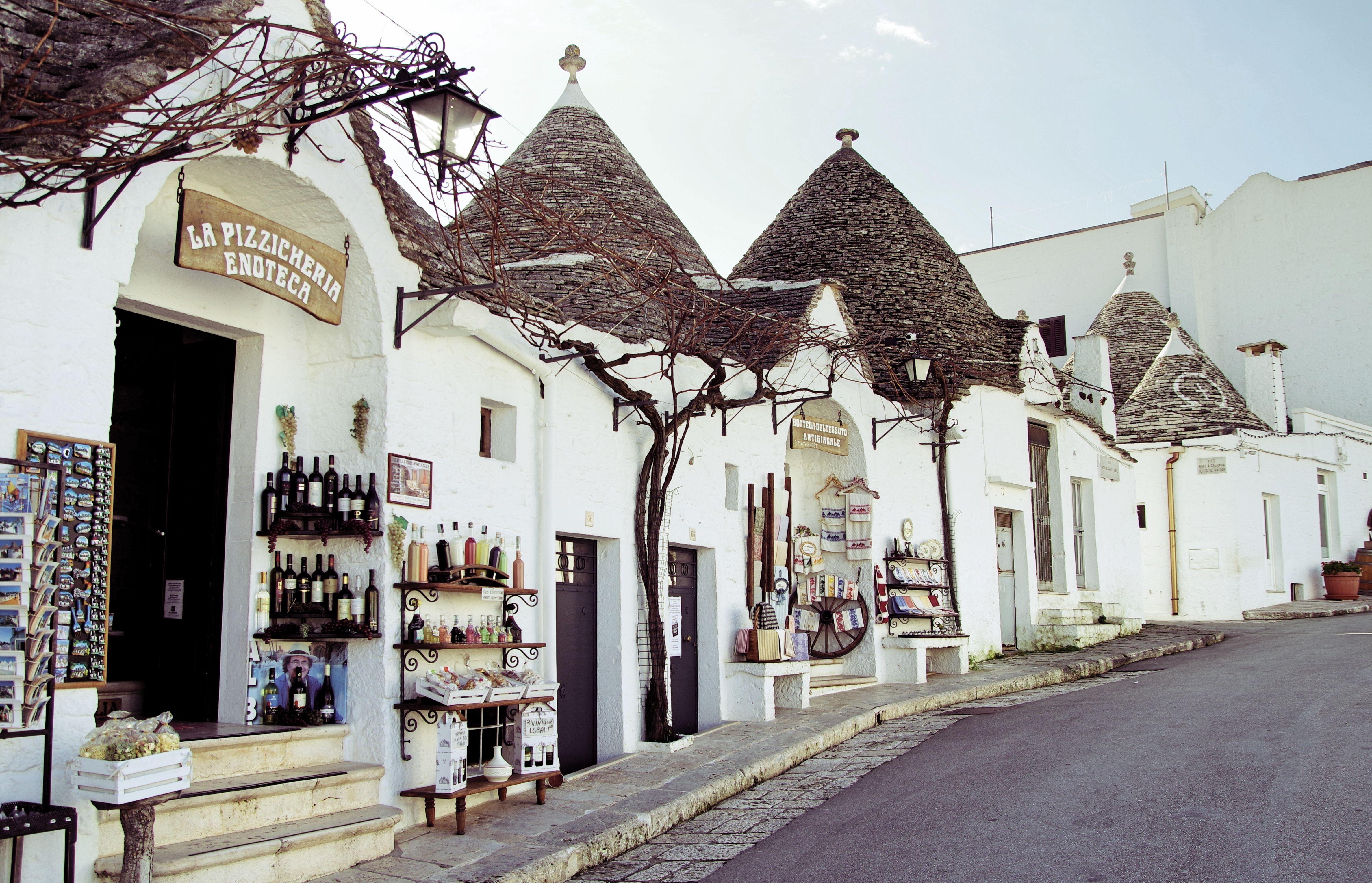 Rione Monti Alberobello trulli shops street