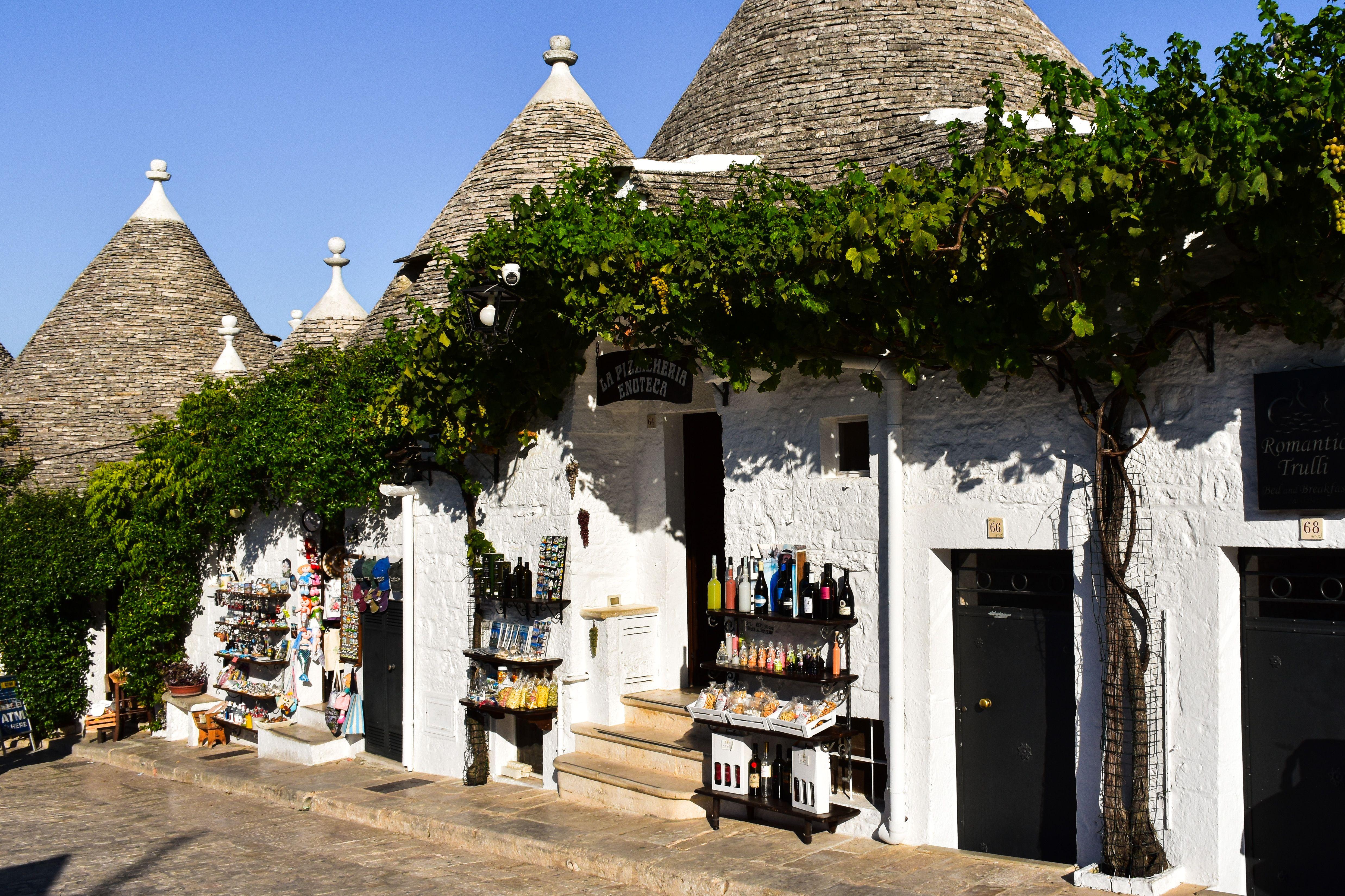 Rione Monti Alberobello trulli shops street
